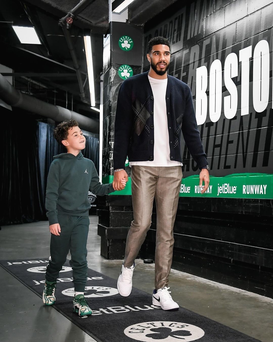 开云体育-塔图姆回归赛场，战术调整首场状态亮眼，C9观众沸腾！的简单介绍